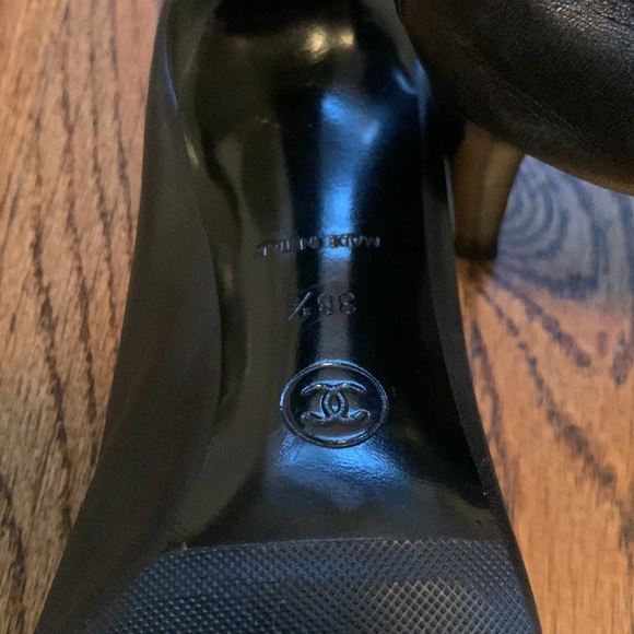 Chanel Heels with black patent tip and strip in back - Picture 7 of 7